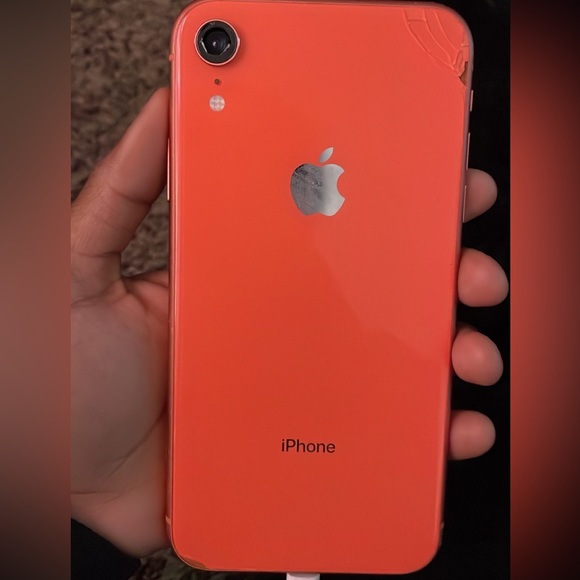 iPhone XR-$110 it still works well but the back camera(works)& screen is cracked - Picture 1 of 2